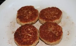 Then I turn each cutlet to the other side and fry the same amount until golden brown.