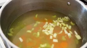 Finely chop the remaining carrots and celery, pour into the broth, and bring the vegetables to a boil.