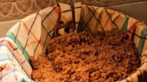 Squeeze thoroughly, you can use the soaked bread as a snack for the next portion of kvass.