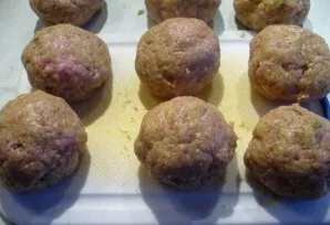 Form small cutlets the size of a ping-pong ball from minced meatballs.