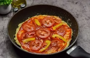 Put slices of bell pepper and tomatoes on the base.