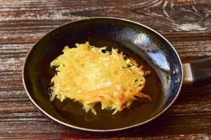 Fry the potatoes on medium heat for 2 minutes on one side, then the same time on the other side. Turn it over very carefully.