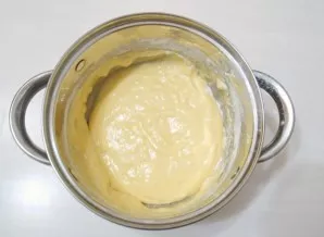 Gently mix with a spatula until smooth. Do not mix for a long time so that the air bubbles do not burst and the biscuit remains soft.