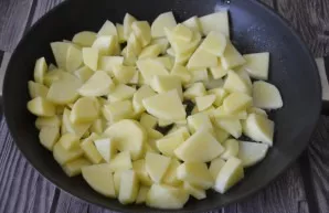 In another pan, fry the potatoes. To do this, heat the pan well, add vegetables and butter and add potatoes. Bake covered for 15 minutes.