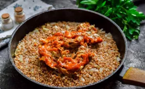After a while, put sprats in a pan in tomato sauce.