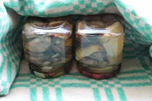 Roll the jars with hot lids, turn them upside down and wrap until completely cooled.