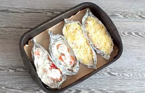 Spread the tomatoes again with sour cream, if necessary, add salt again, sprinkle with pepper. Sprinkle finely grated cheese.