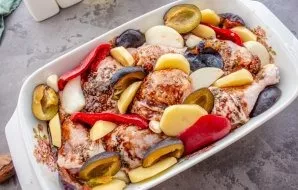 Rinse and dry the plums, cut in half and remove the dice. Spread the halves of the plums between the vegetables and the chicken.