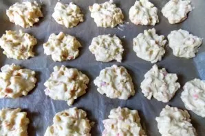 Spread the dough on a baking sheet lined with greased baking paper.
