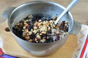 Add nuts and poppy seeds to the porridge.