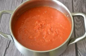 Put the crushed mass on the fire again, bring to a boil, remove the foam. If re-formed, cook for another 5 minutes.