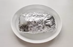 Put the meat on the apples and wrap tightly in foil. Pour 200 ml of water into the baking dish and place the pork in the dish.