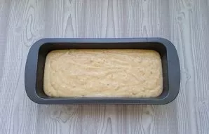 Pour the dough into the mold.