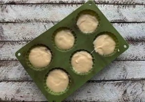 Add the remaining dough and place in an oven preheated to 180 degrees for 30-35 minutes