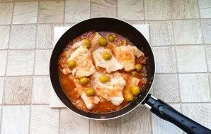 Put the baked cod in a pan with tomatoes and add the olives. Simmer for 3 minutes and turn off the stove.