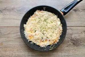 Sprinkle the top of the lavash with the remaining cheese, cover the lid and bake over low heat for 5-6 minutes. Remove the scrambled eggs...