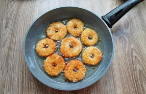 Pour vegetable oil into the pan and heat it. Place the apple slices in a pan and fry in oil until golden brown on both sides.