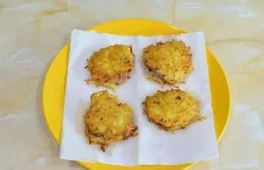 After cooking, put on a paper towel to absorb excess oil.