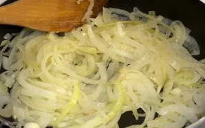 Peel the onion, cut into thin half rings and put in a pan with a little oil. Cook for 5 minutes, stirring, over medium heat.