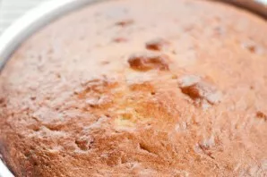 Pour the dough into the mold.