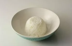 Put a rice cowboy in the center of the deep plate, you can form it with a smaller saucer. Pour the soup into a bowl, sprinkle with finely...