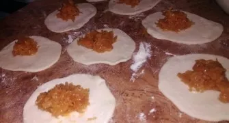 Roll out each piece and spread the filling in the middle. Then I fasten in the usual way, shaping the edges nicely.