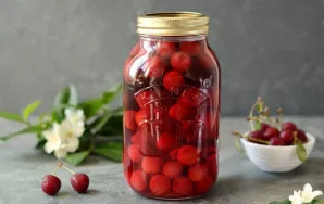 Canned cherry compote is ready.