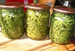 Turn the jars upside down and wrap them warmly. Leave the beans to cool completely. Delicious!