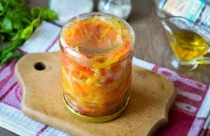 Screw on the lids and turn over, leave to cool.