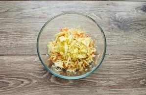 Cut the apples in half, remove the core and cut into thin strips. Place the apple in the bowl with the cabbage.