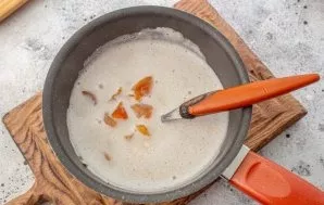 When the porridge is almost ready, add dried apricots. Stir and cook until completely cooked.