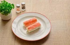 Roll the crab sticks into rolls so that the cheese filling is inside.
