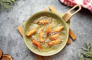 Pour vegetable oil into a small pan or saucepan and heat over medium heat. Add the prepared shrimp and fry for 1-2 minutes until golden b...