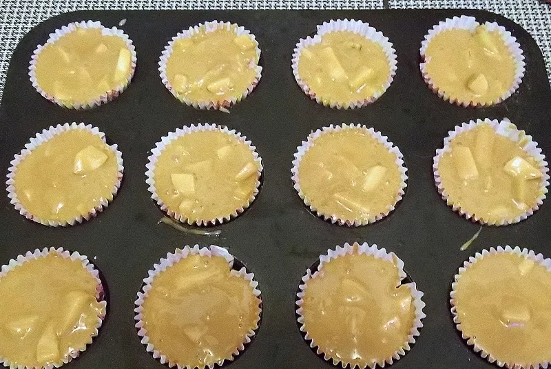 Smear the forms with oil. Put the dough 2/3 of the height.