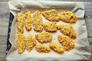 Line the baking sheet with baking paper and lay out the nuggets.