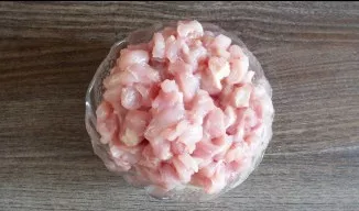 Remove the meat from the bones and cut into small pieces. If there is fat, chop it finely too.