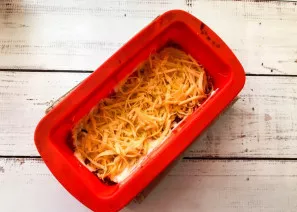 Put minced meat, salt and spread sour cream on top.