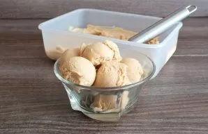 When the ice cream freezes, serve along with the brown.