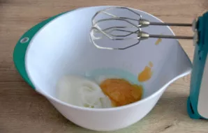 Beat the egg white until fluffy, add apple puree to the egg white, beat again with the puree.