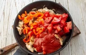 Cut the tomatoes into pieces, put in a pan to the chicken, add chopped sweet peppers and tomato sauce. Pour 100-150 ml. of water, bring t...