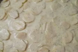 Pour the resulting mixture over the potatoes and put them in the oven preheated to 180 degrees for an hour and a half.