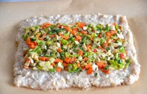 Place the vegetable mixture in the center of the minced chicken rectangle, leaving about 5 cm from the edges. Sprinkle with dry herbs.