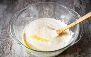 In a bowl with a mixture of yolks, add semolina swollen in milk, stir until the mixtures are completely mixed.