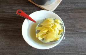 Pour the ginger on a sieve, let the liquid drain.