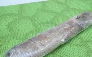Wrap the herring fillet in cling film and gently press it with your hands. Leave in the fridge for 30 minutes.
