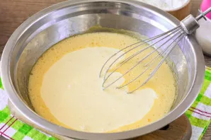 Remove the honey mixture from the water bath, gradually pour in the egg liquid and stir.