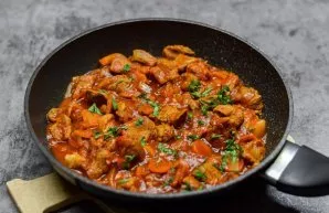 Simmer the meat in the sauce, covered, over low heat for 40 minutes. If desired, sprinkle the meat with herbs.