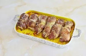 Remove the prepared rolls from the oven. The top can be sprinkled with sesame seeds.