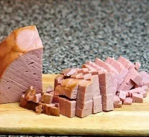 Finally, cut the sausage into the same cubes and place in a bowl.