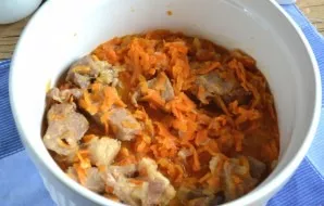 Put the baked meat with vegetables in a heat-resistant ceramic form.